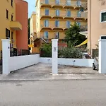 The Bluehouse - Spacious Top Floor Flat With Parking, By Mon Repos Beach