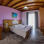 Makis Studios & Apartments