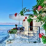 Apraos Beachfront Studio By Dadovillas