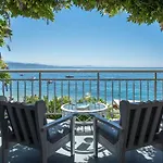 Beachfront Yellow House Upper Kaminaki Villas