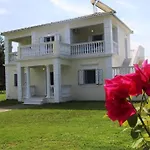Sissy'S Rose Garden Apartment