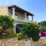 Villa Petrino - Central Flat Location Within Kassiopi. Sleeps 8