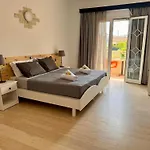 Summerscape Studios And Apartments