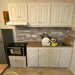 Helen'S Apartments And Studios