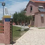 Aglaia'S Apartments @ 7Th Branch Road