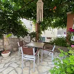 Mantarini Cottage