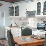 Nanas Mountain View House