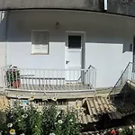 Alexis Apartment Near The Airport