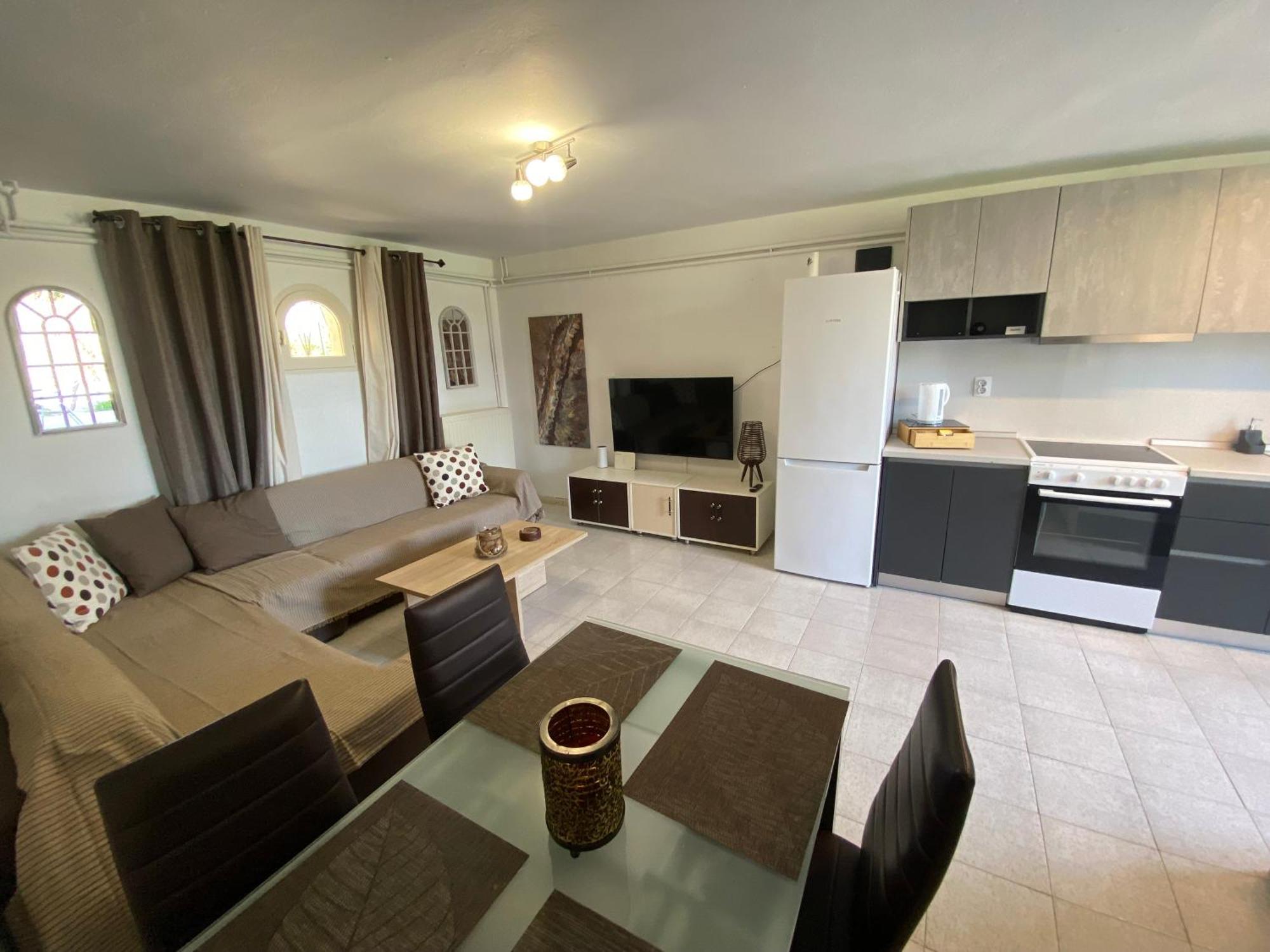 Roula S Cozy With Private Yard & Parking *