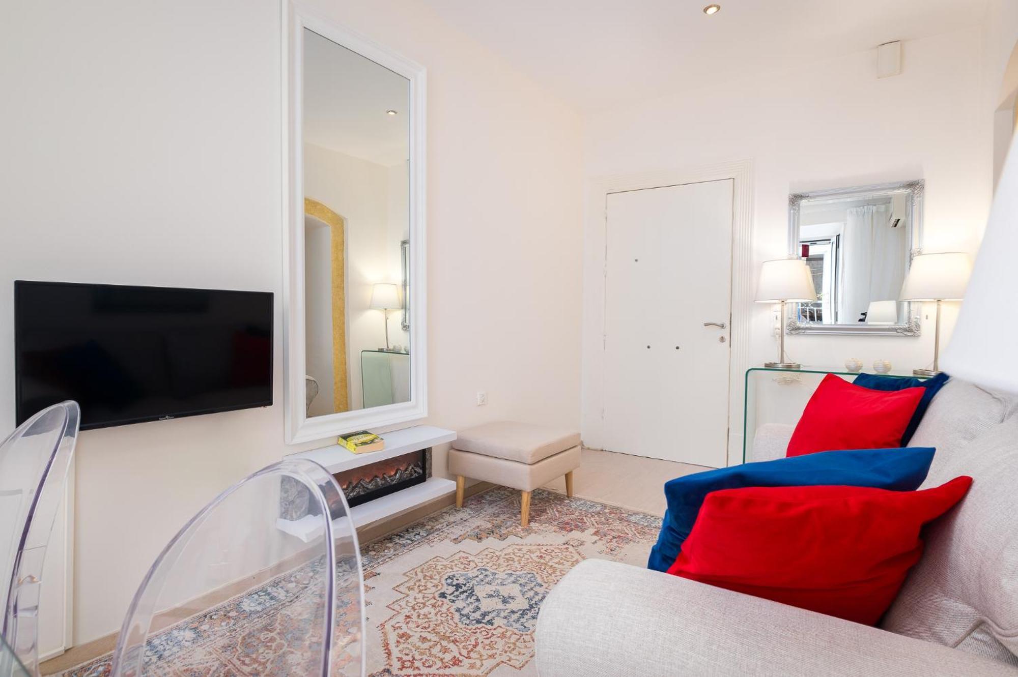 Appartement Nadiona Red & Cream *